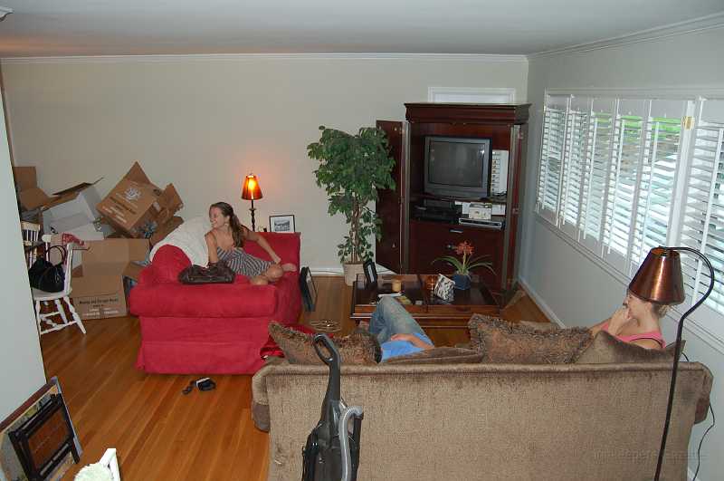 Julies Move 2006 010.JPG - This is too clean -- they couldn't have just moved in!